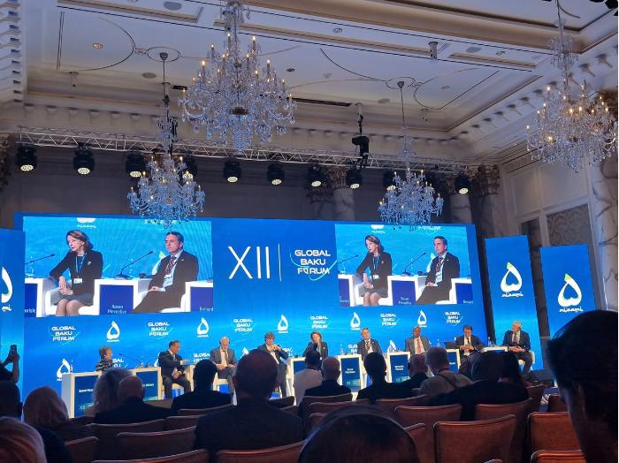 Nizami Gəncəvi Beynəlxalq Mərkəzinin təşkilatçılığı ilə martın 13-15-də XII Qlobal Bakı Forumu keçirildi. Bu ilki Forumun mövzusu “Dünya düzəninin yenidən düşünülməsi: Çağırışların fürsətə çevrilməsi” idi.